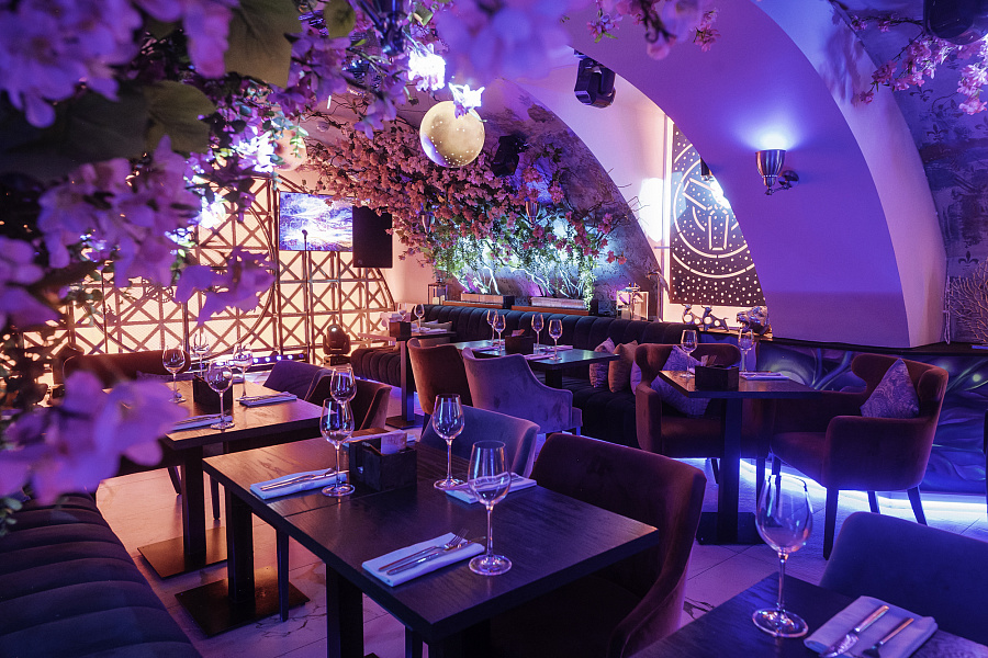 Зал шести Лун