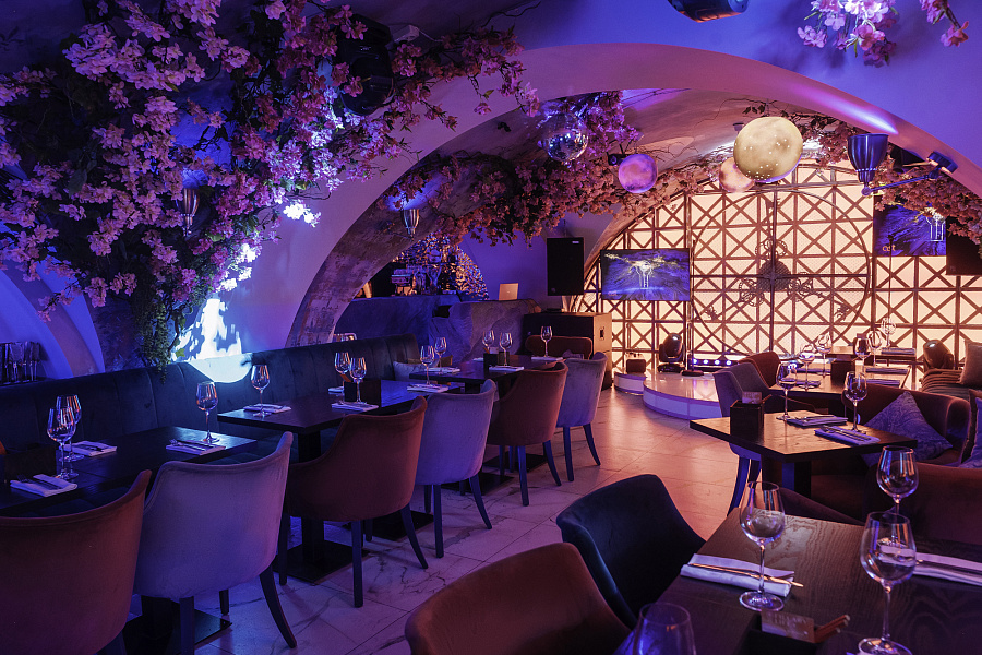 Зал шести Лун