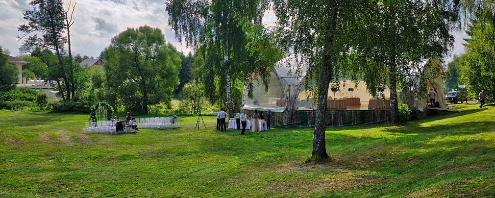 Малая поляна с летним банкетным шатром