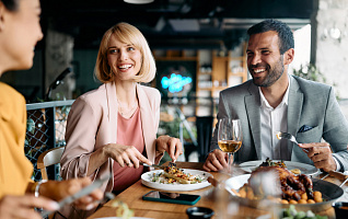 Зачем люди ходят в рестораны? Или почему мы любим есть не дома?
