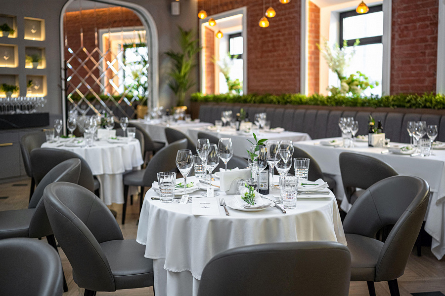 Зал с открытым баром