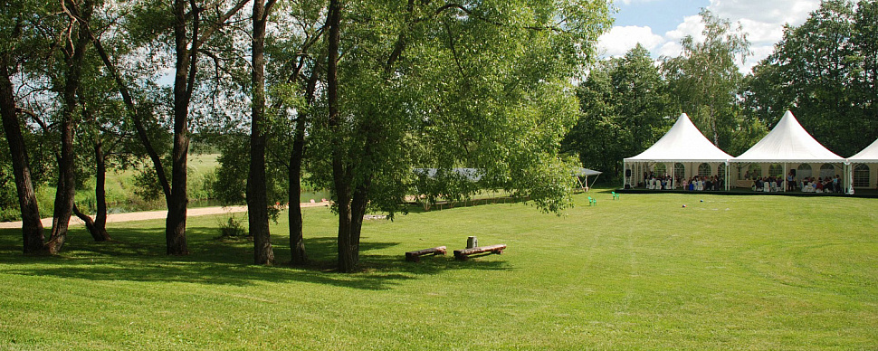 Большая поляна с банкетным шатром