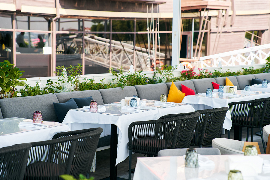 Летняя веранда на реке Неве