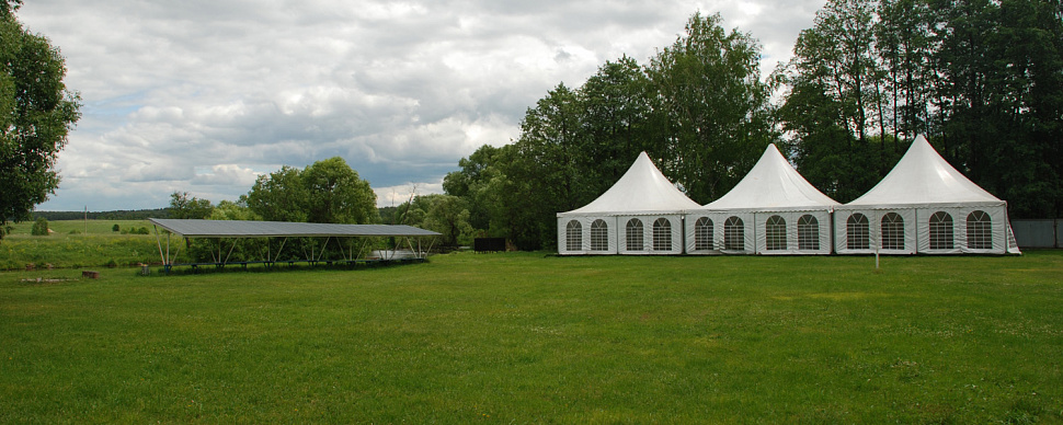 Большая поляна с банкетным шатром