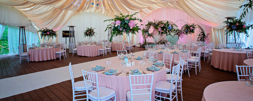 Малая поляна с летним банкетным шатром