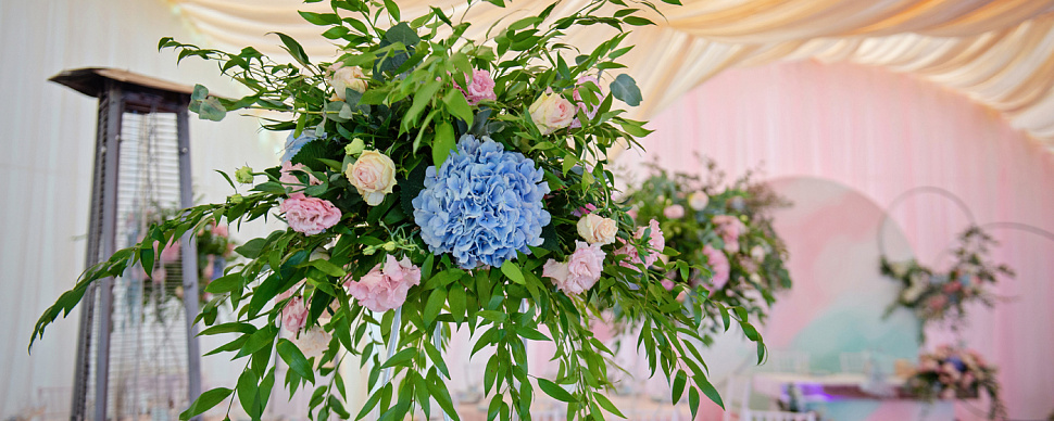 Малая поляна с летним банкетным шатром