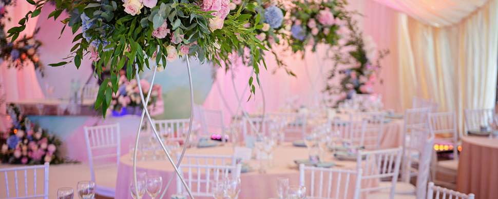 Малая поляна с летним банкетным шатром