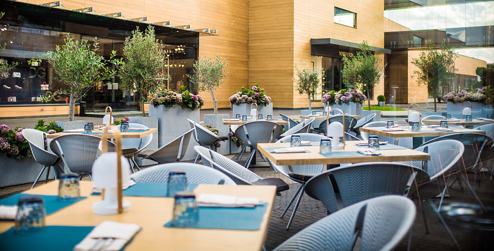 Основной зал на первом этаже