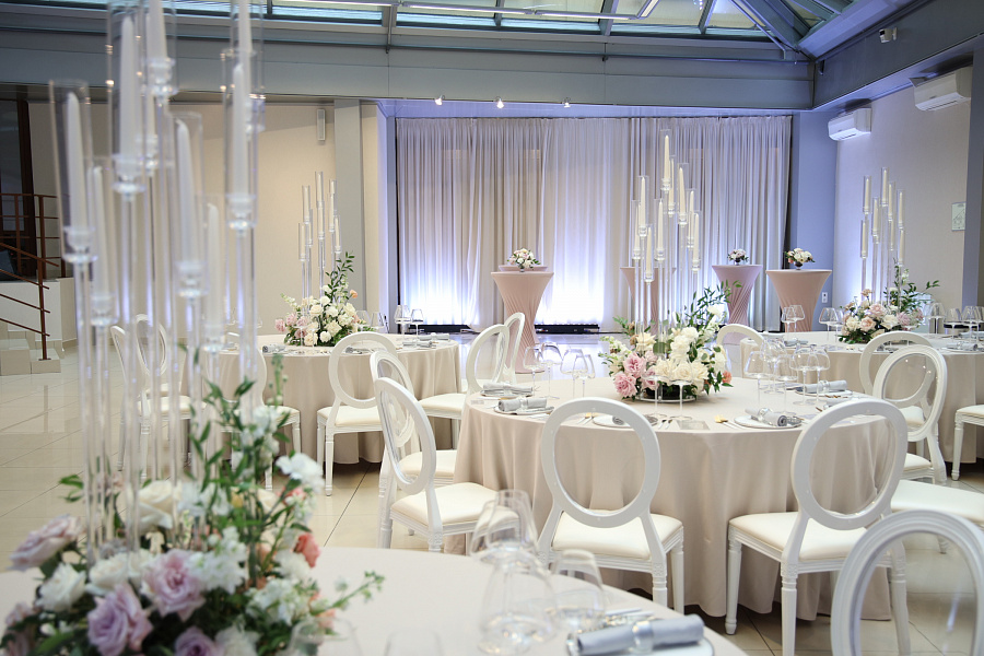 Атриум с прозрачным геодезическим куполо