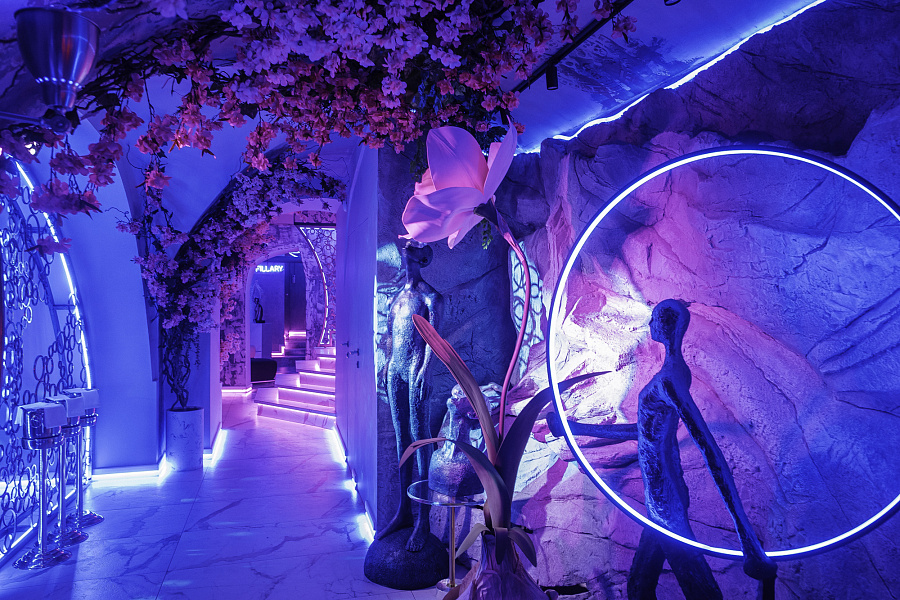 Зал шести Лун