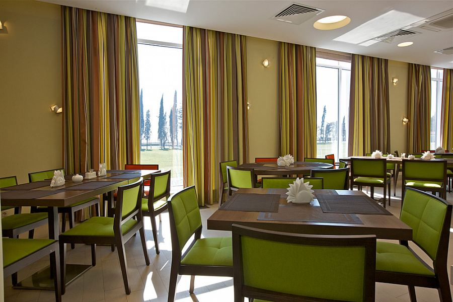 Ресторан отеля Спорт Инн с летней веранд