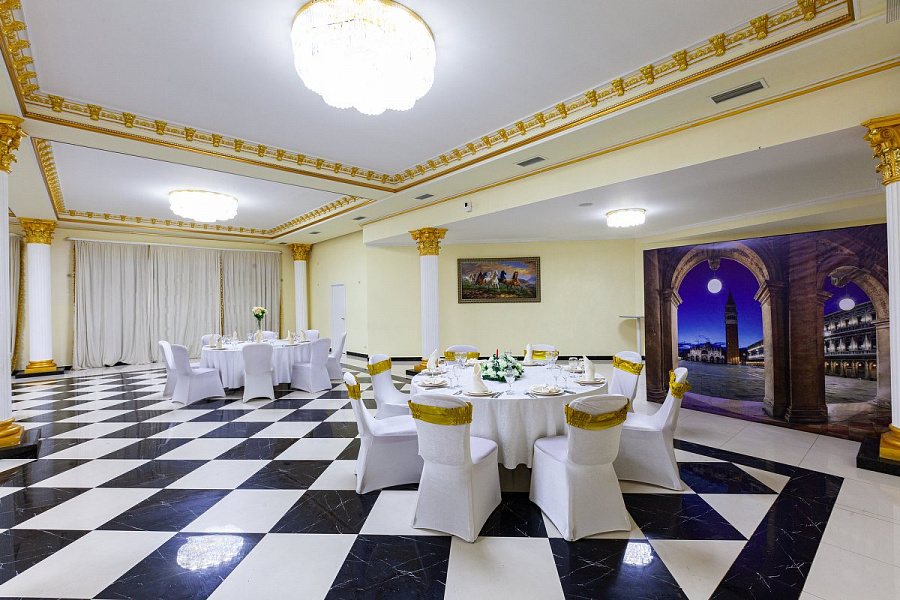 Суриков холл