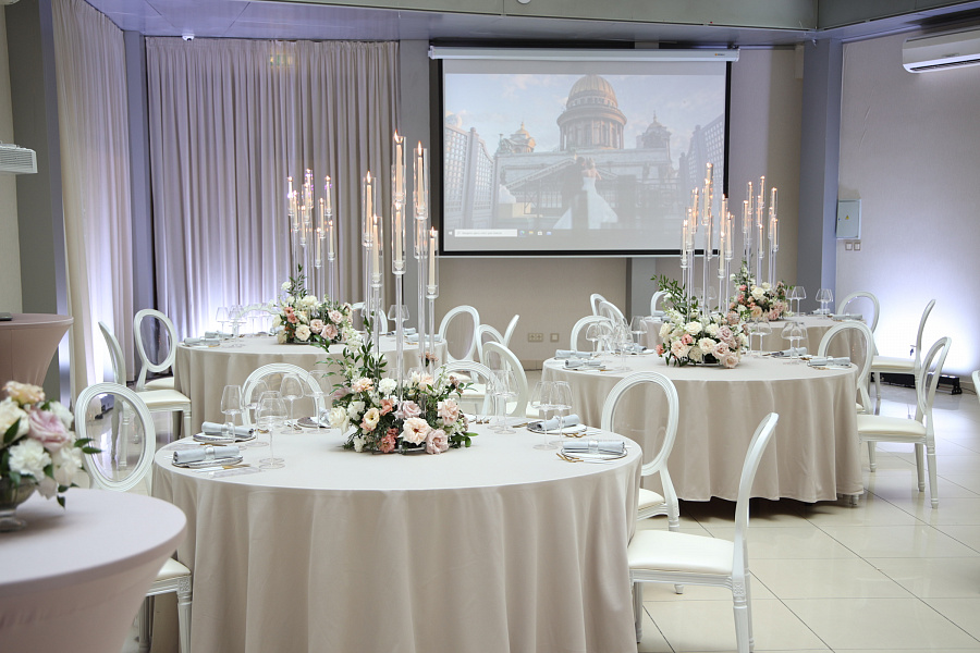 Атриум с прозрачным геодезическим куполо