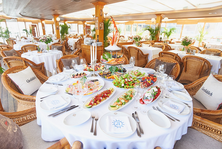 Осн. зал на верхней палубе яхты Ласточка