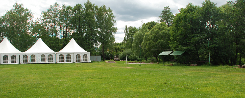 Большая поляна с банкетным шатром