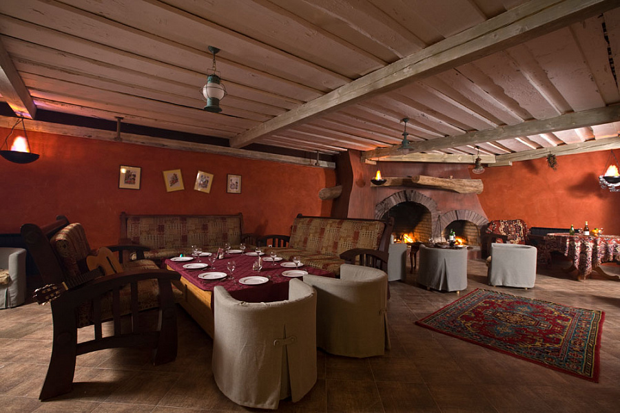 Красный каминный зал