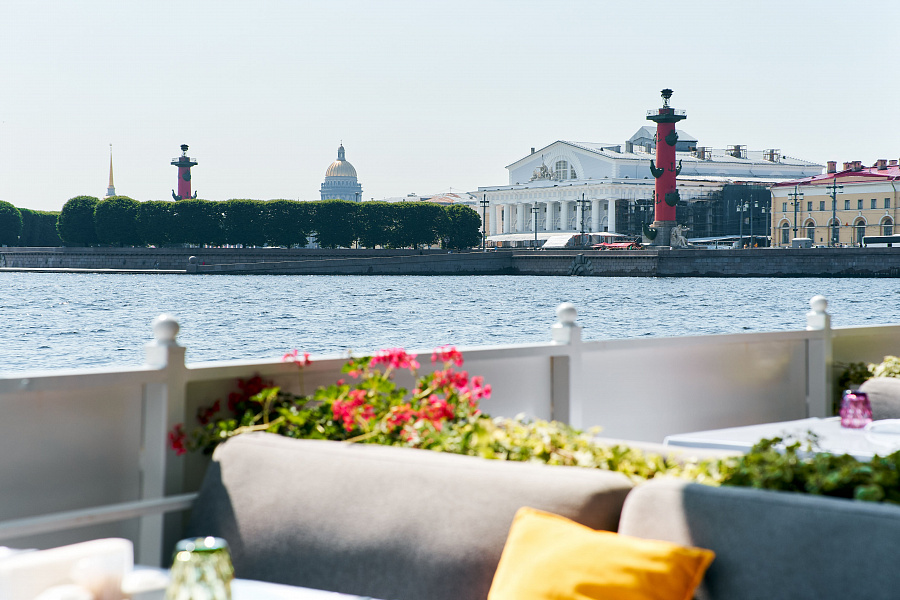 Летняя веранда на реке Неве