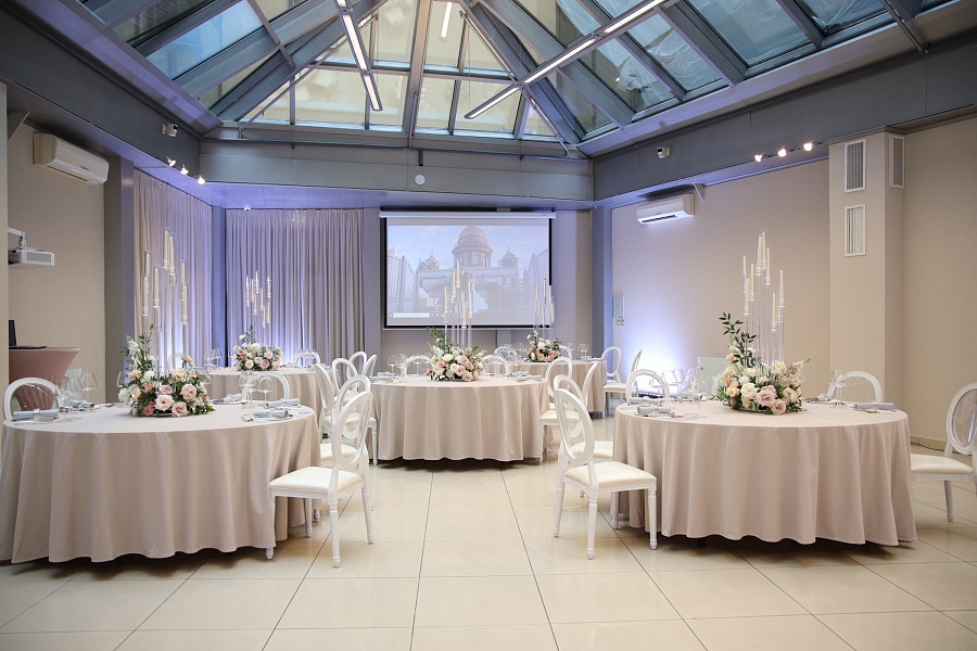 Атриум с прозрачным геодезическим куполо