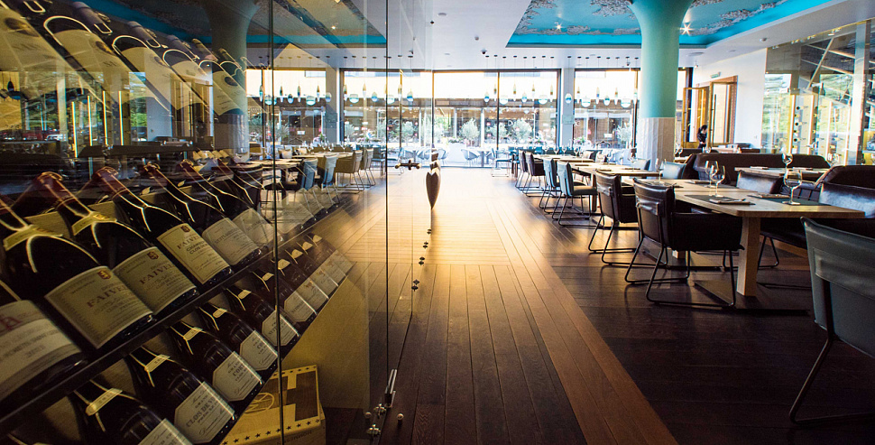 Основной зал на первом этаже