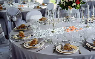 Модное столовое бельё и сервировка на свадьбе: как удивить гостей и создать атмосферу праздника?