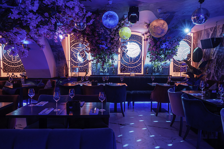 Зал шести Лун