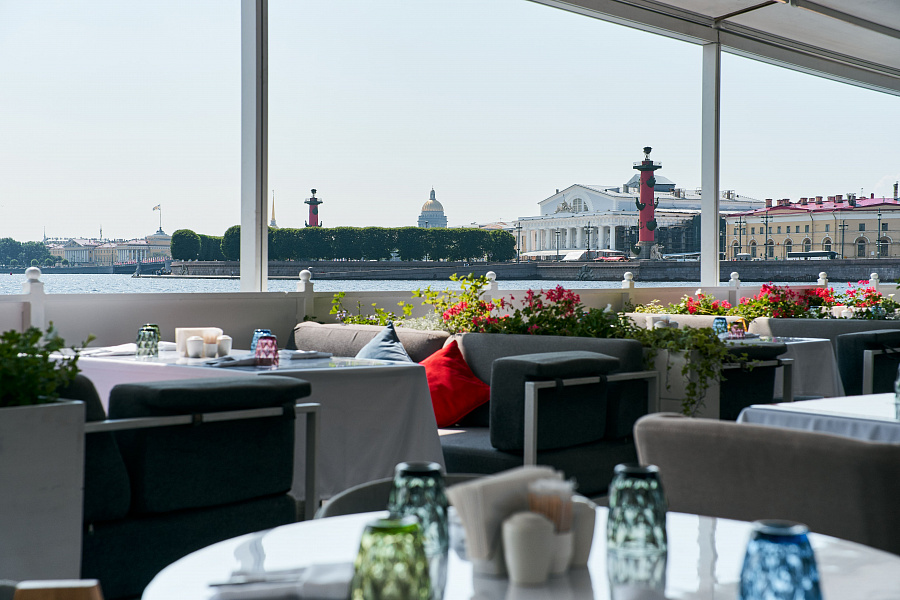 Летняя веранда на реке Неве