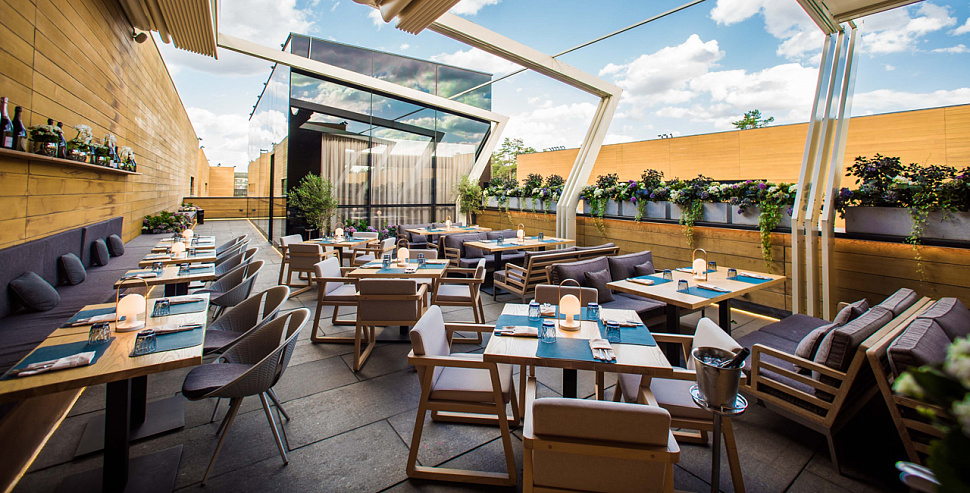 Основной зал на первом этаже