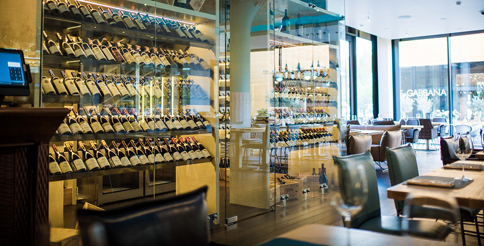 Основной зал на первом этаже