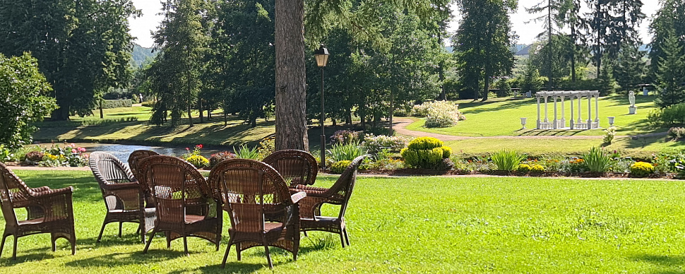 Лужайка перед усадьбой