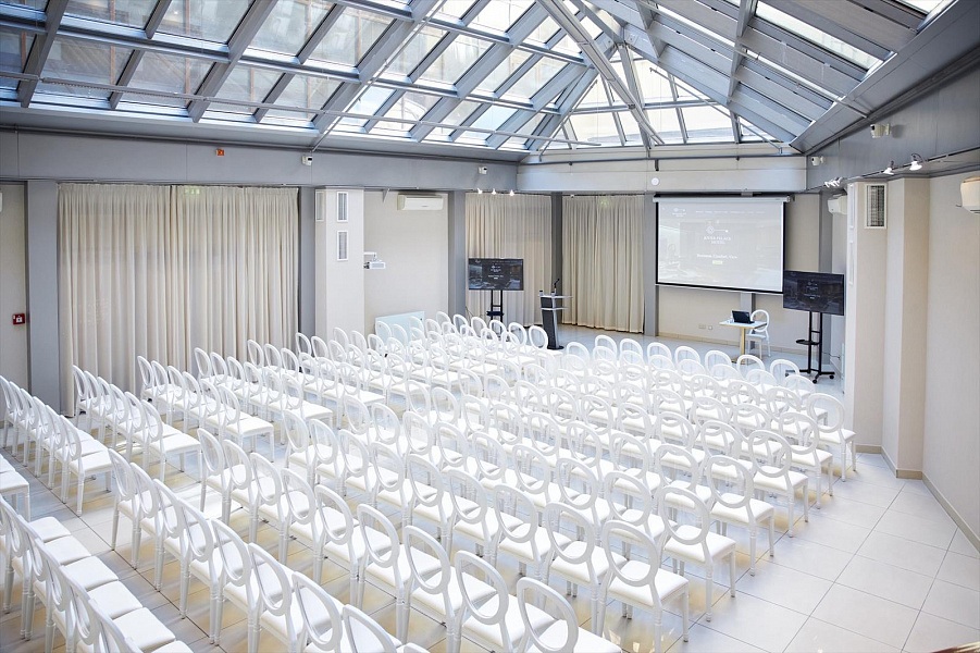 Атриум с прозрачным геодезическим куполо